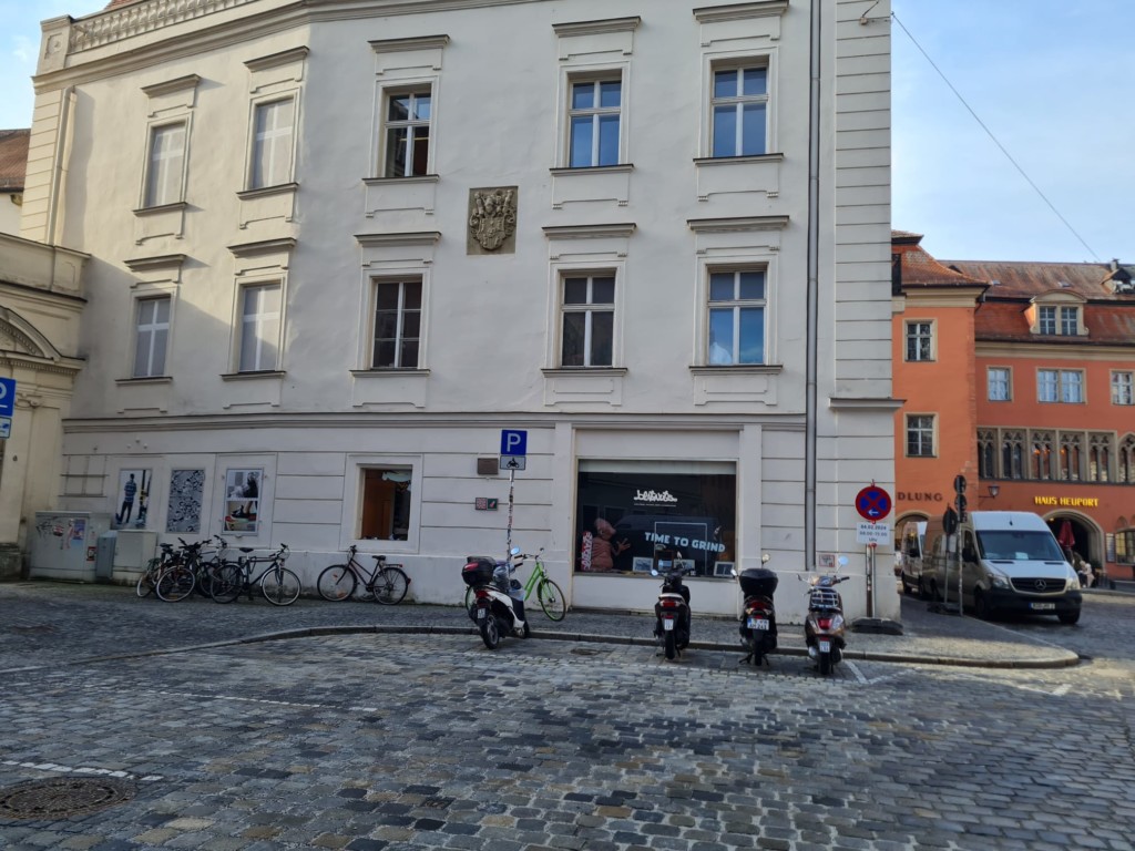 Motorradparkplatz Domplatz 6 in Regensburg – sicherer Parkplatz für Motorradfahrer Motorradparkplatz Domplatz 6 in Regensburg – sicherer Parkplatz für Motorradfahrer